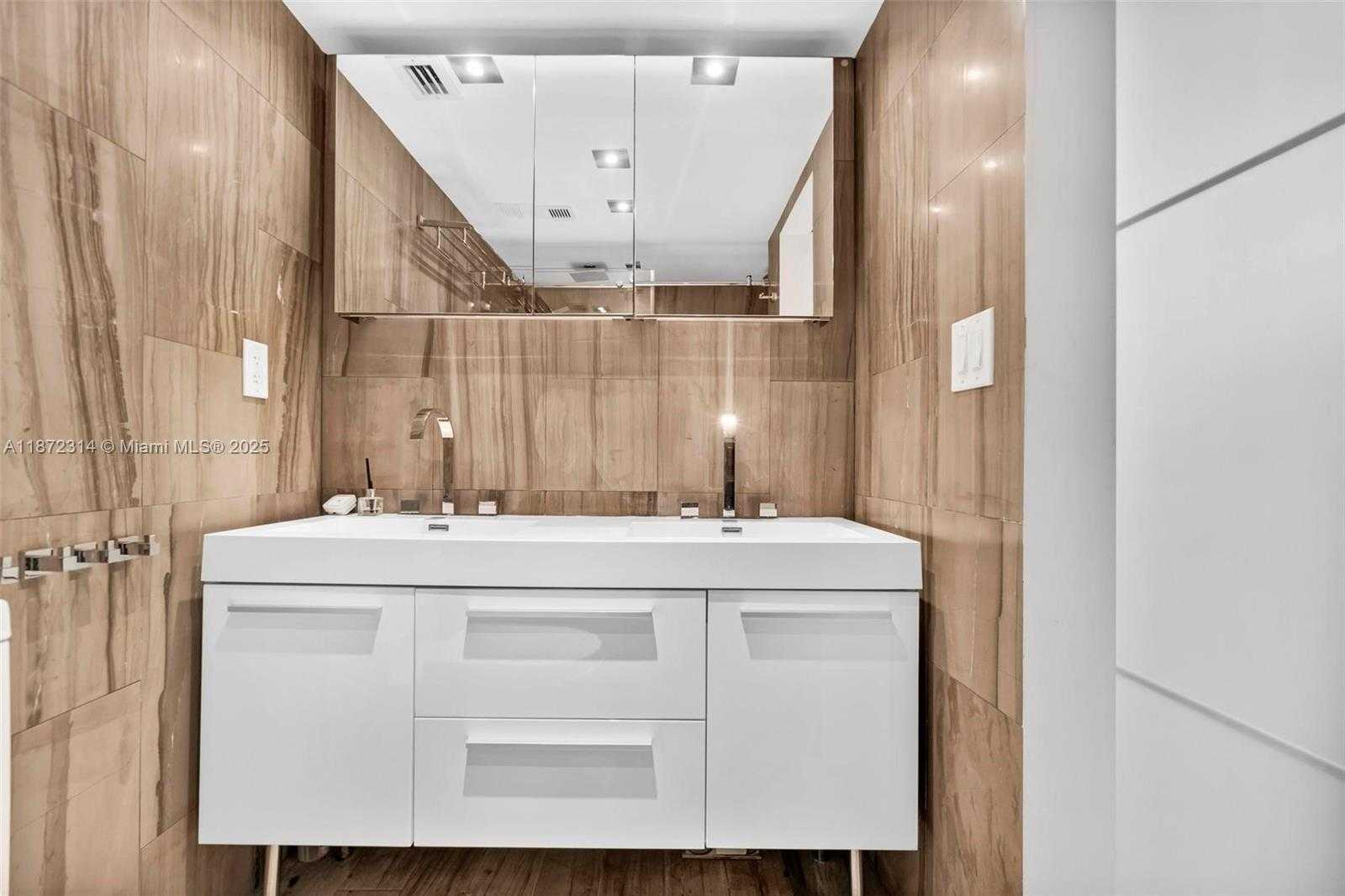 Small Image of 2625 COLLINS AVE #318, Miami Beach Number 23