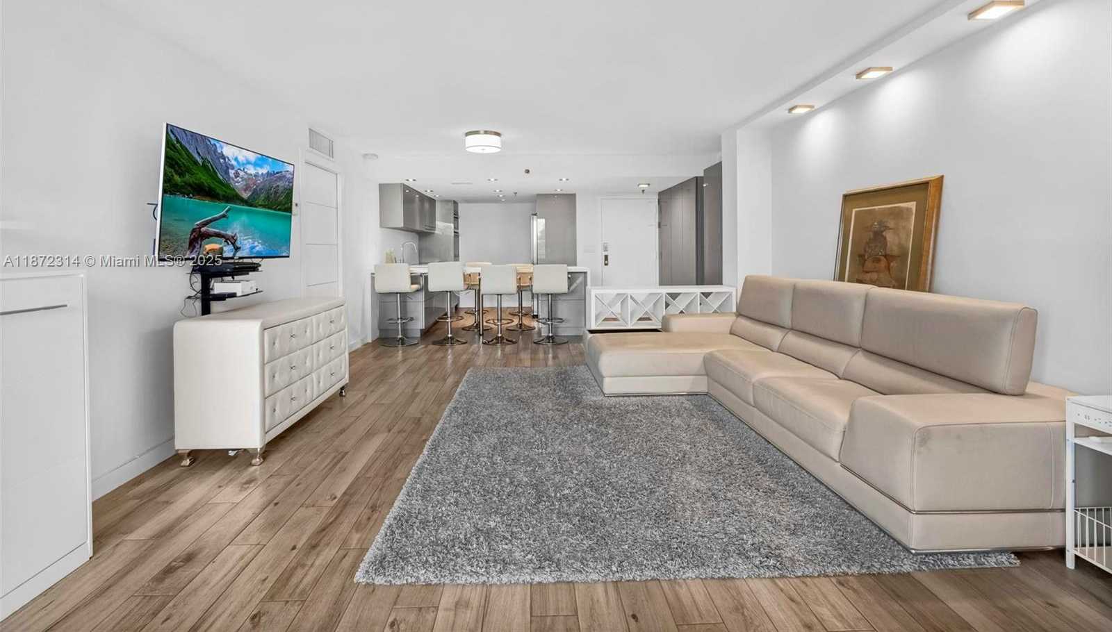 Small Image of 2625 COLLINS AVE #318, Miami Beach Number 3