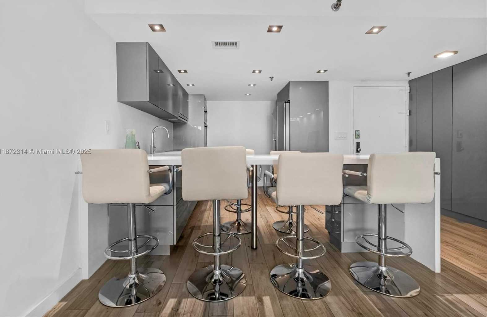 Small Image of 2625 COLLINS AVE #318, Miami Beach Number 4