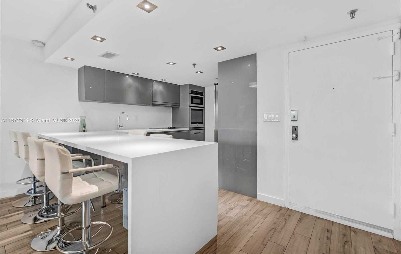 Small Image of 2625 COLLINS AVE #318, Miami Beach Number 5