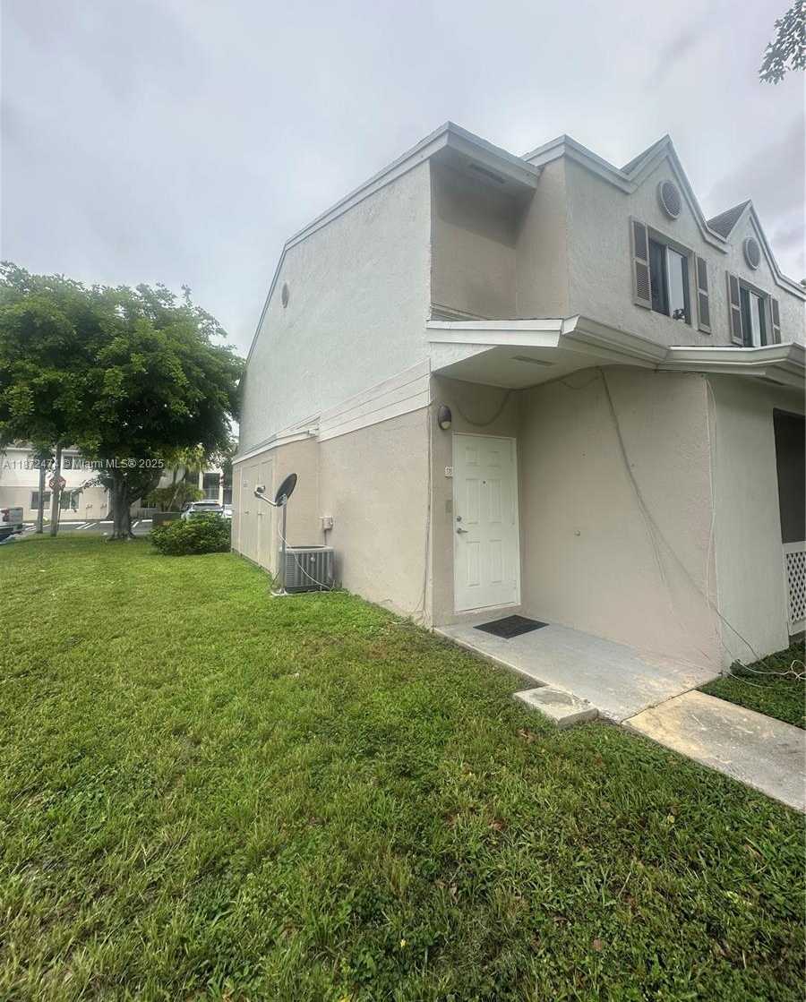 Small Image of 17455 NORTH WEST 67TH CT #G-17, Hialeah Number 4