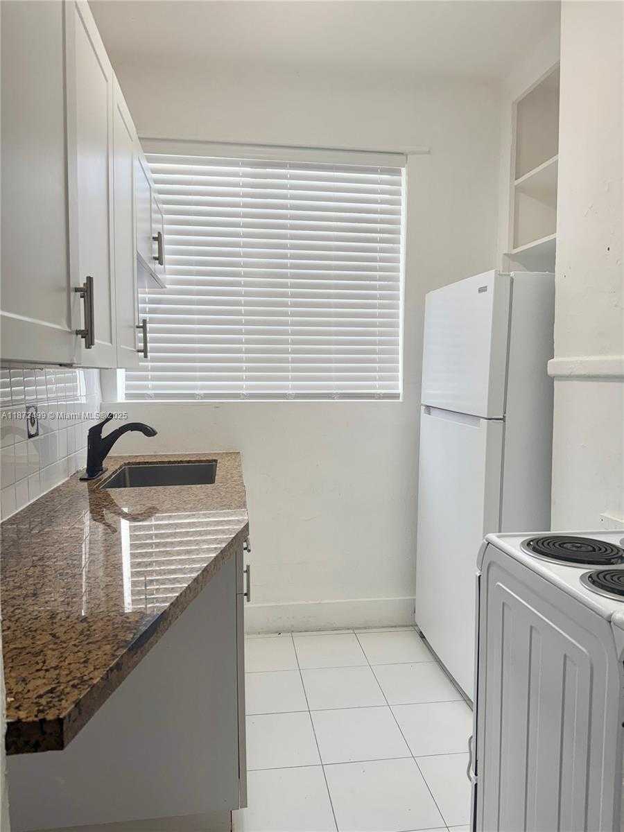 Small Image of 3433 GARDEN AVE #6, Miami Beach Number 3