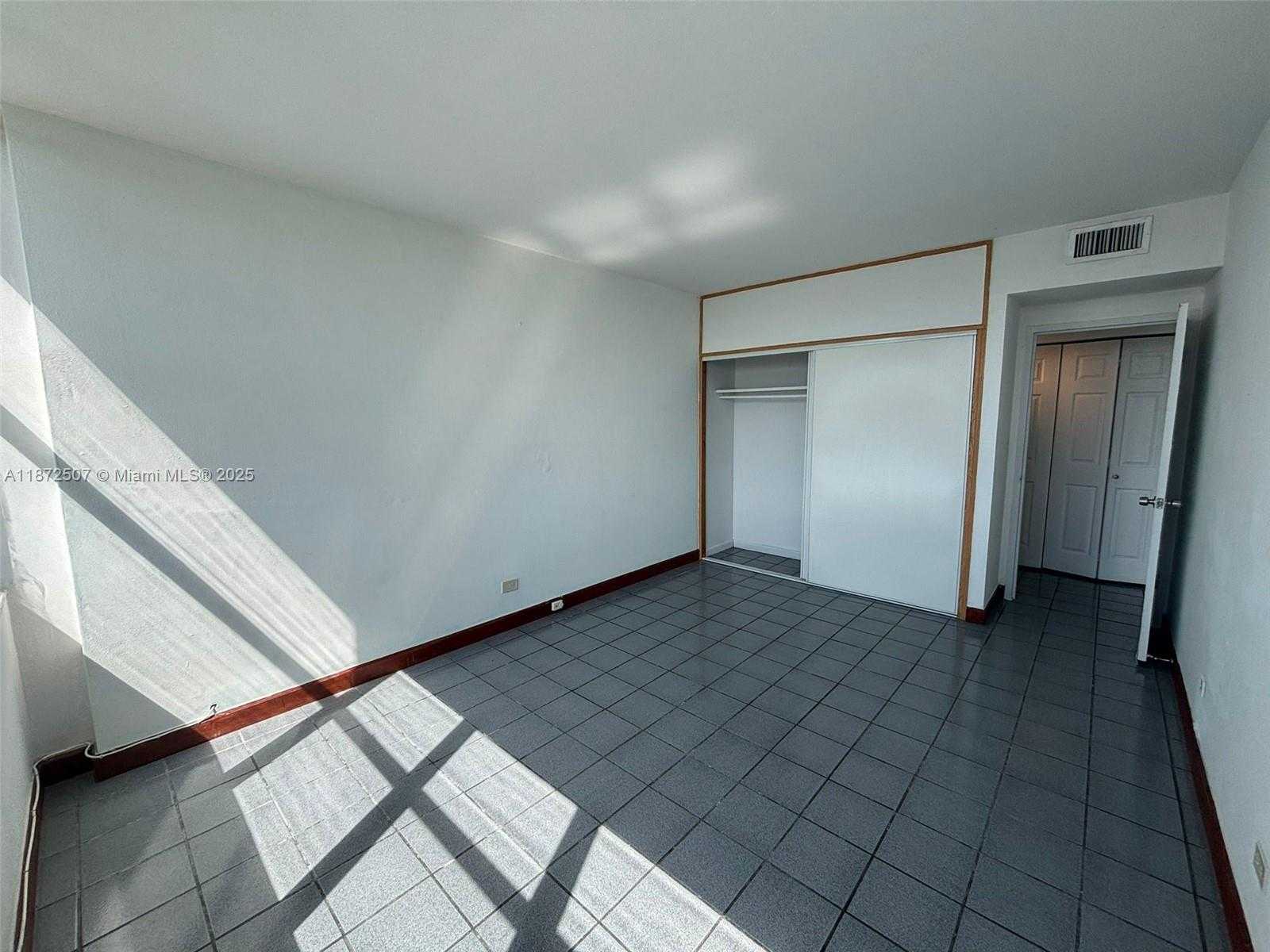 Small Image of 7441 WAYNE AVE #10L, Miami Beach Number 21