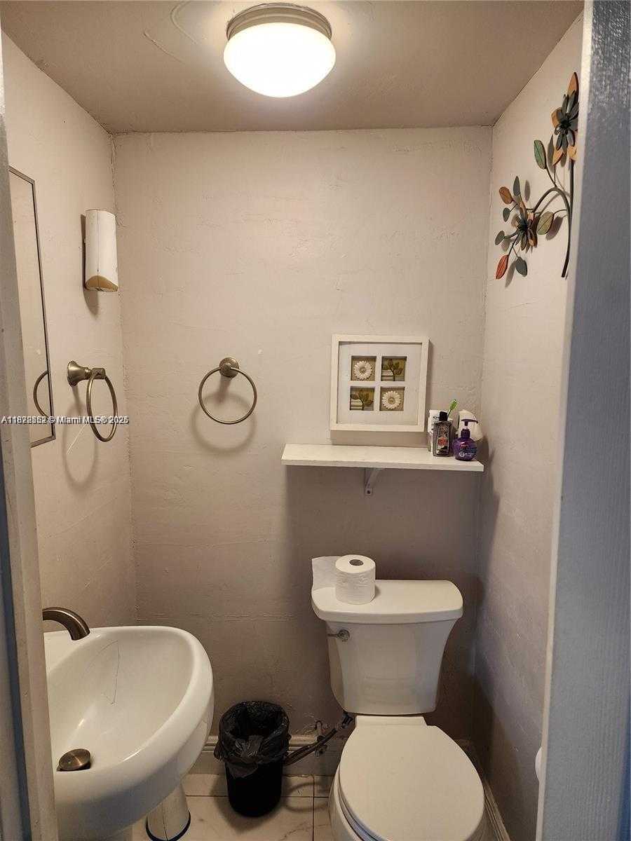 Small Image of 486 WEST EVANSTON CIR, Fort Lauderdale Number 12