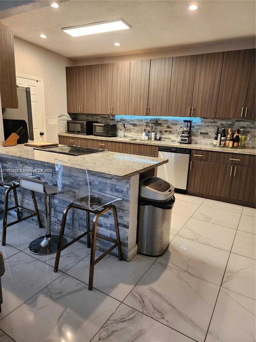 Small Image of 486 WEST EVANSTON CIR, Fort Lauderdale Number 2