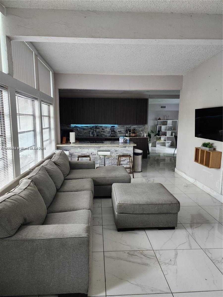 Small Image of 486 WEST EVANSTON CIR, Fort Lauderdale Number 3