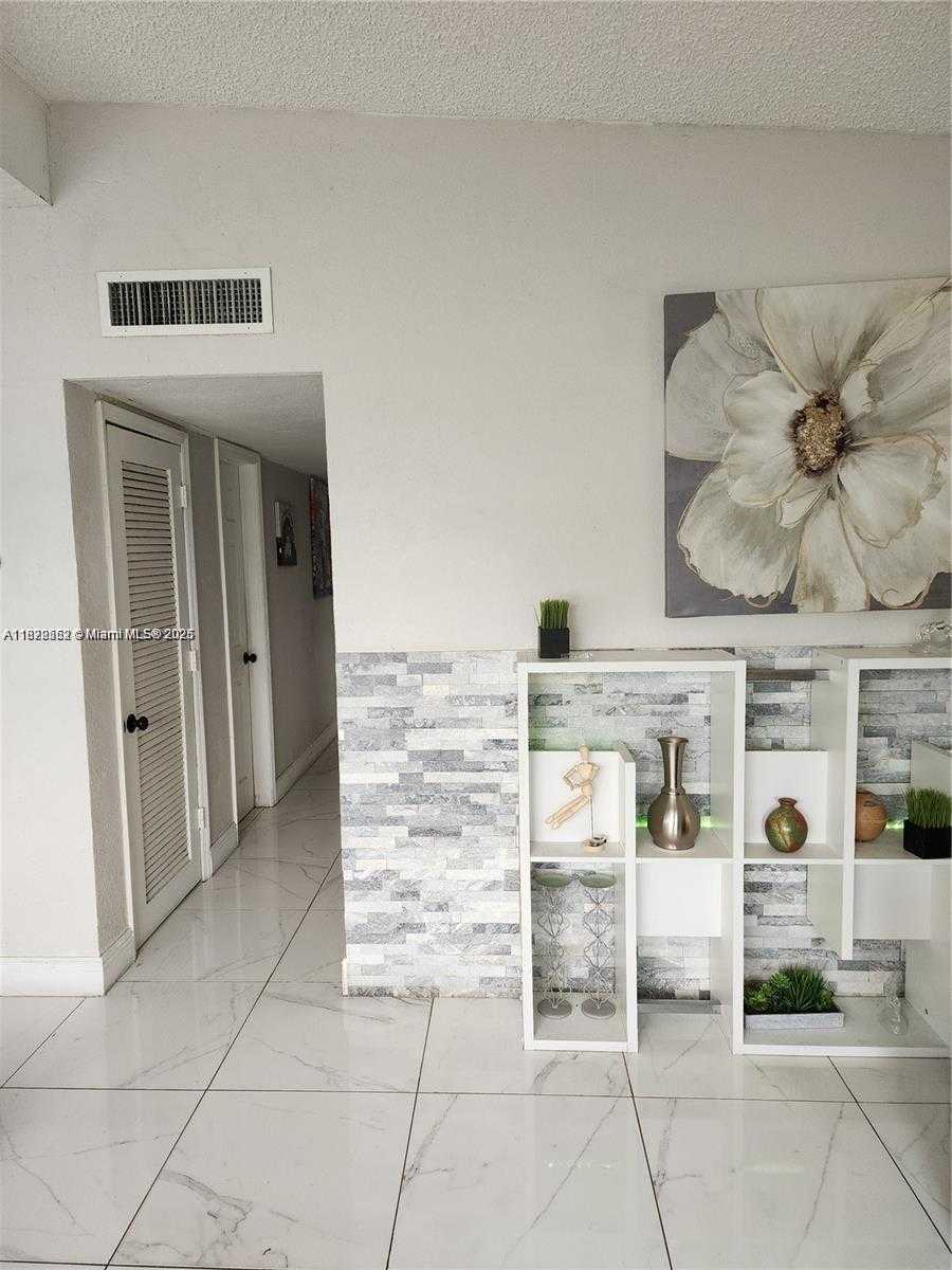Small Image of 486 WEST EVANSTON CIR, Fort Lauderdale Number 4