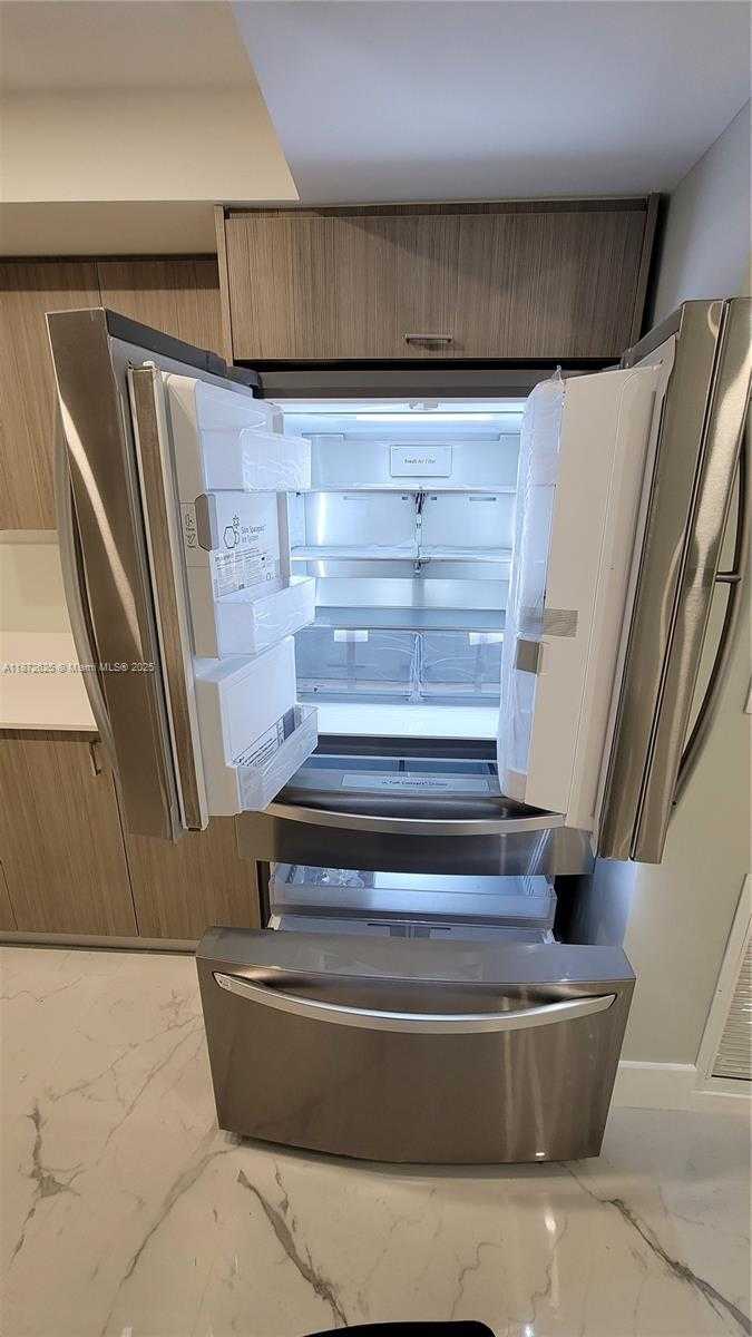 Small Image of 6039 COLLINS AVE #1535, Miami Beach Number 17