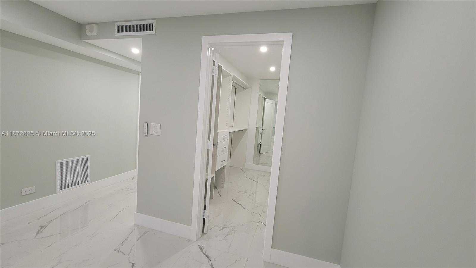 Small Image of 6039 COLLINS AVE #1535, Miami Beach Number 24