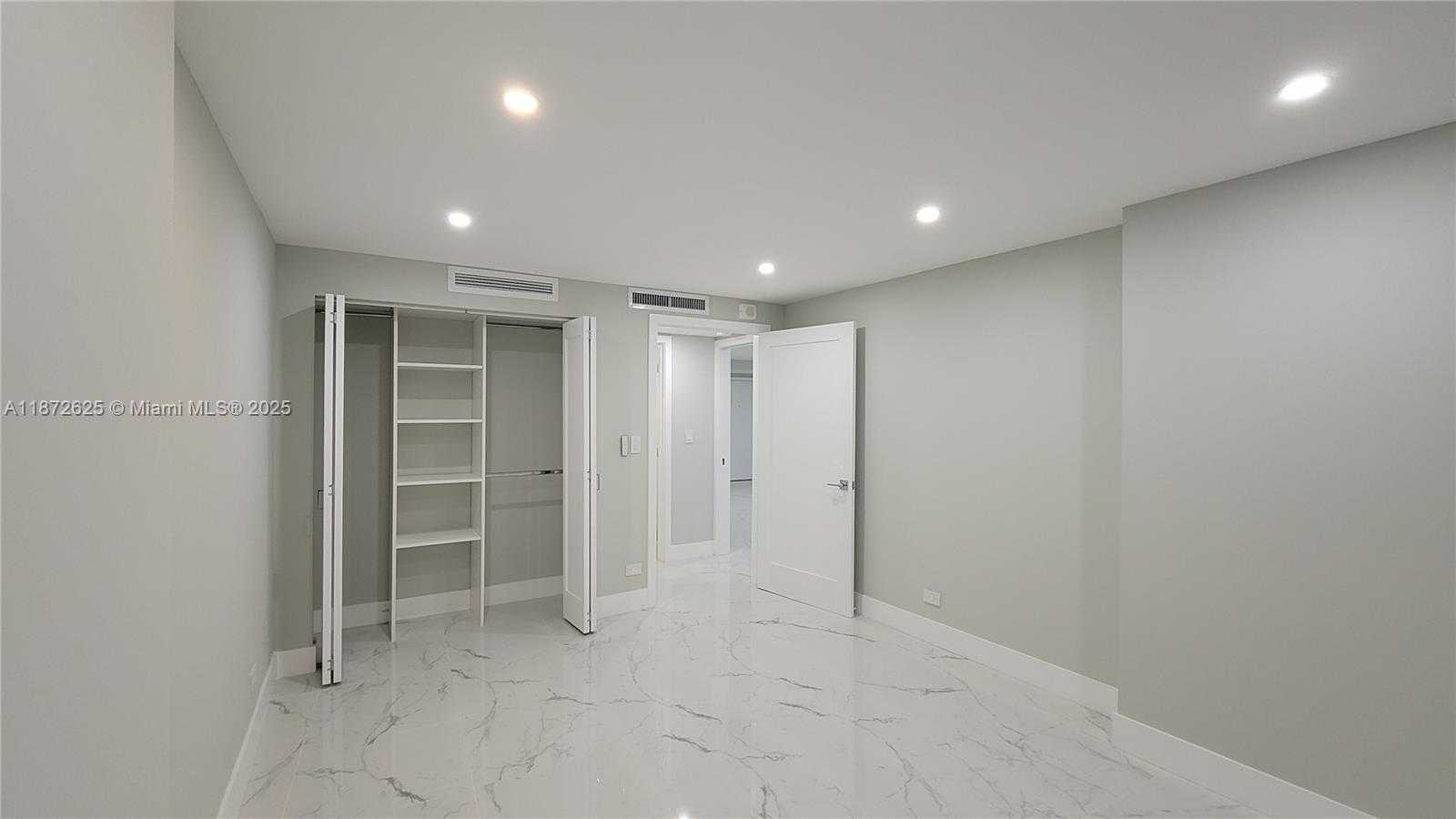 Small Image of 6039 COLLINS AVE #1535, Miami Beach Number 31