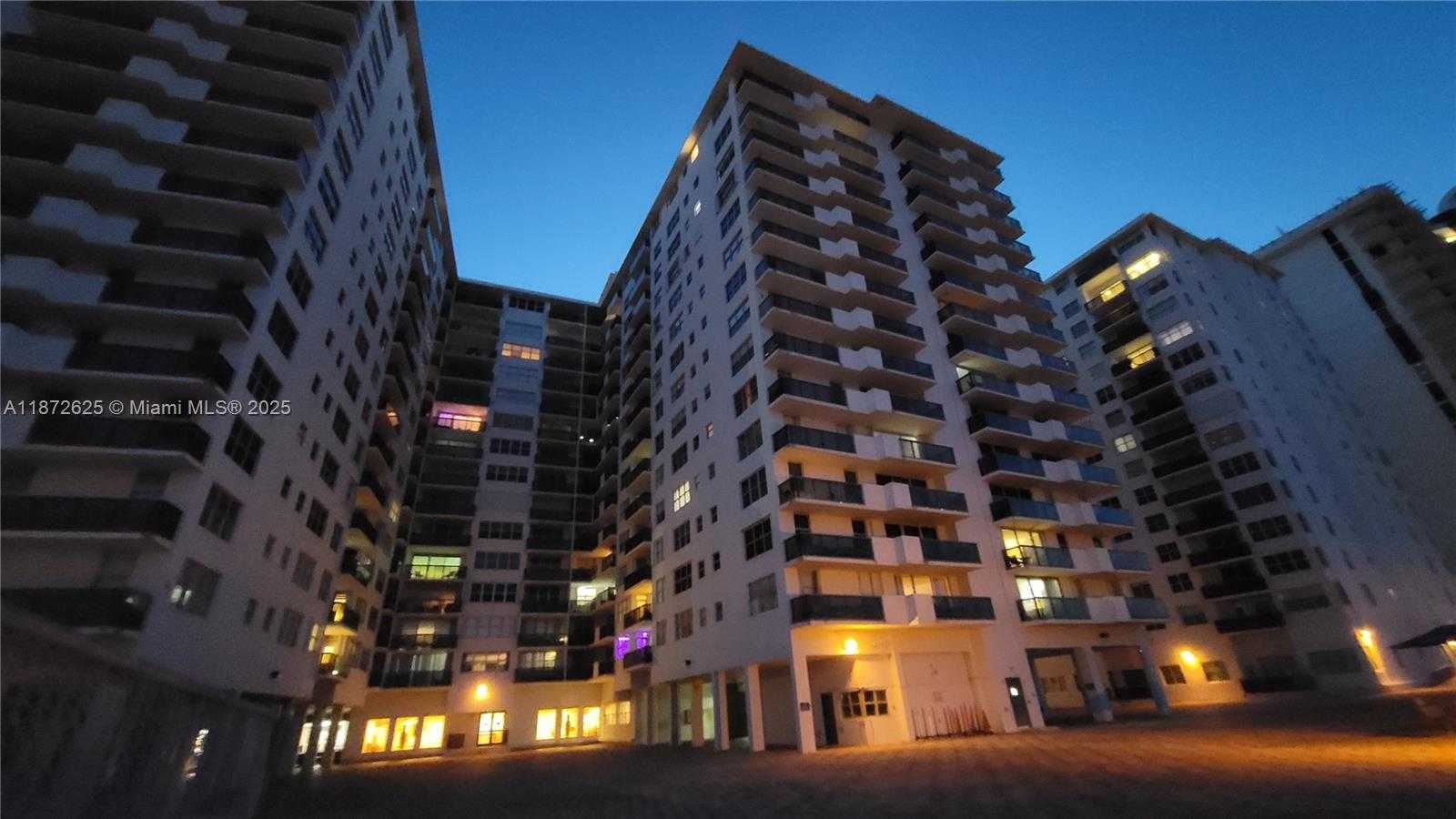 Small Image of 6039 COLLINS AVE #1535, Miami Beach Number 9