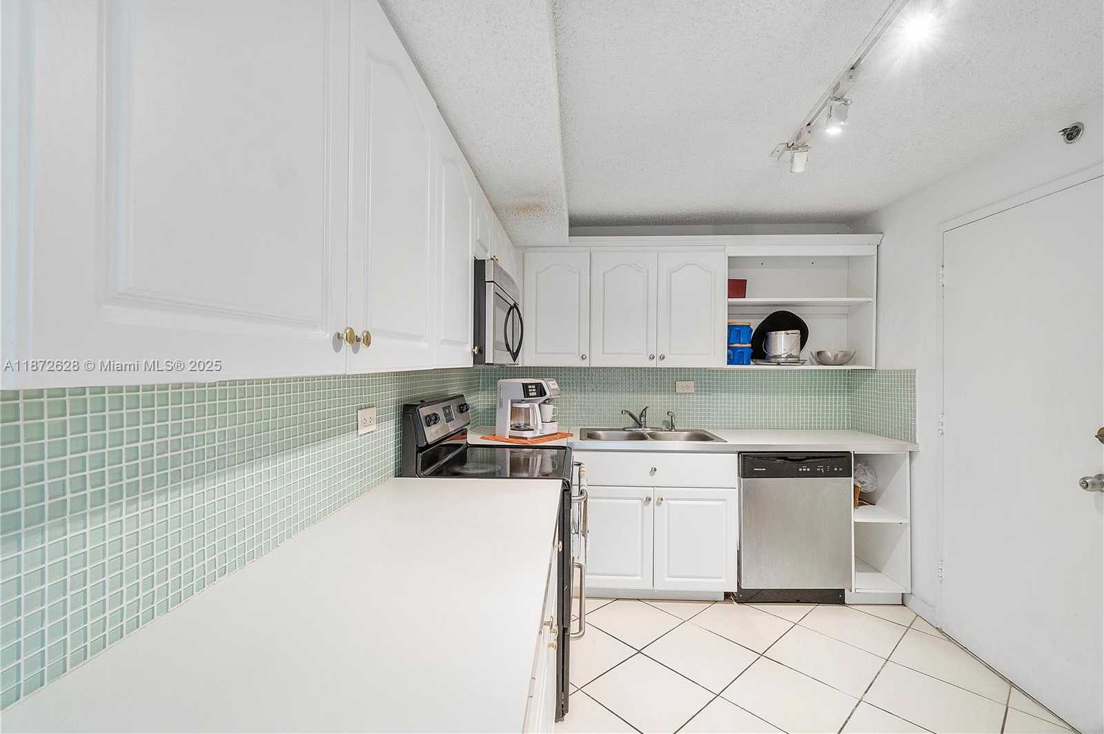 Small Image of 6039 COLLINS AVE #829, Miami Beach Number 14