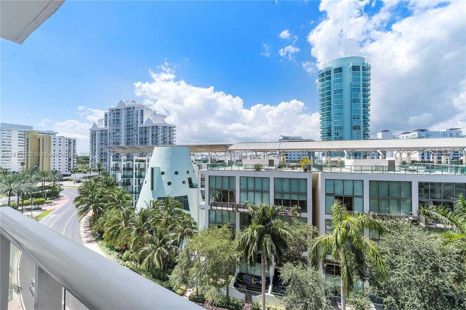 Small Image of 6039 COLLINS AVE #829, Miami Beach Number 2