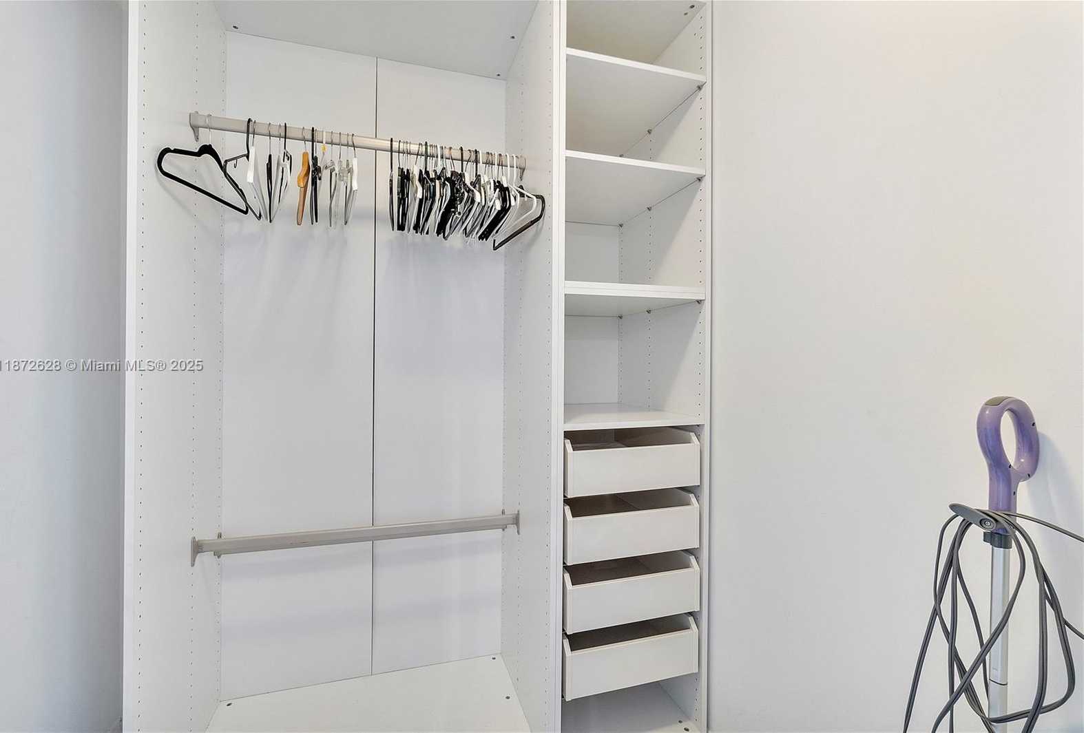 Small Image of 6039 COLLINS AVE #829, Miami Beach Number 5