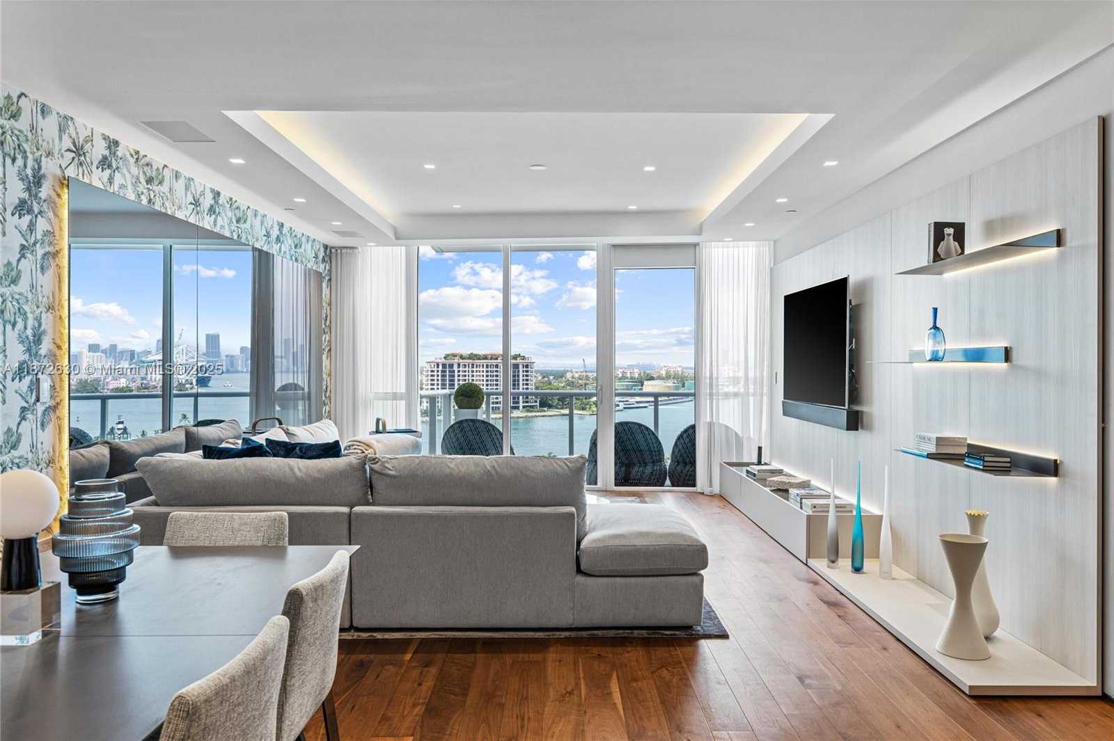 Small Image of 100 SOUTH POINTE DR #1102/03, Miami Beach Number 12