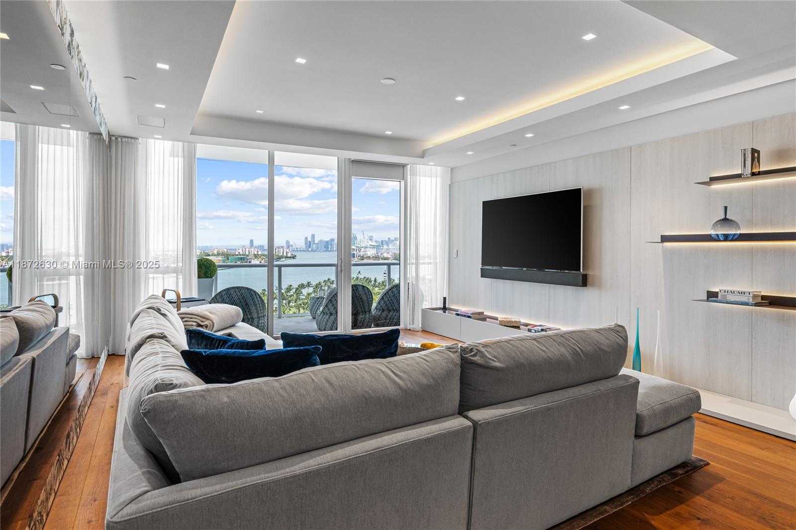 Small Image of 100 SOUTH POINTE DR #1102/03, Miami Beach Number 15