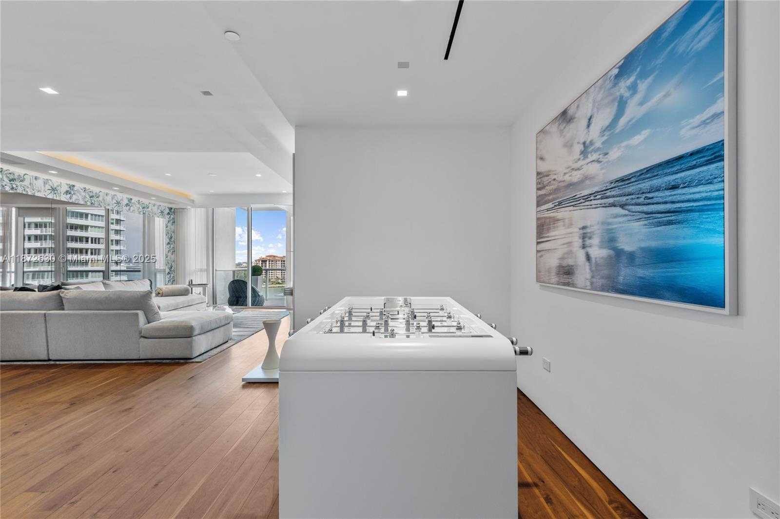 Small Image of 100 SOUTH POINTE DR #1102/03, Miami Beach Number 24