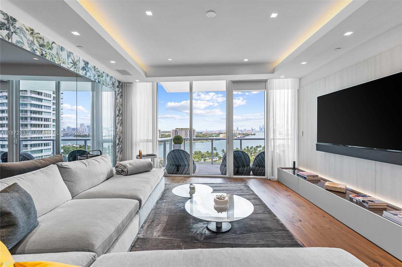 Small Image of 100 SOUTH POINTE DR #1102/03, Miami Beach Number 3