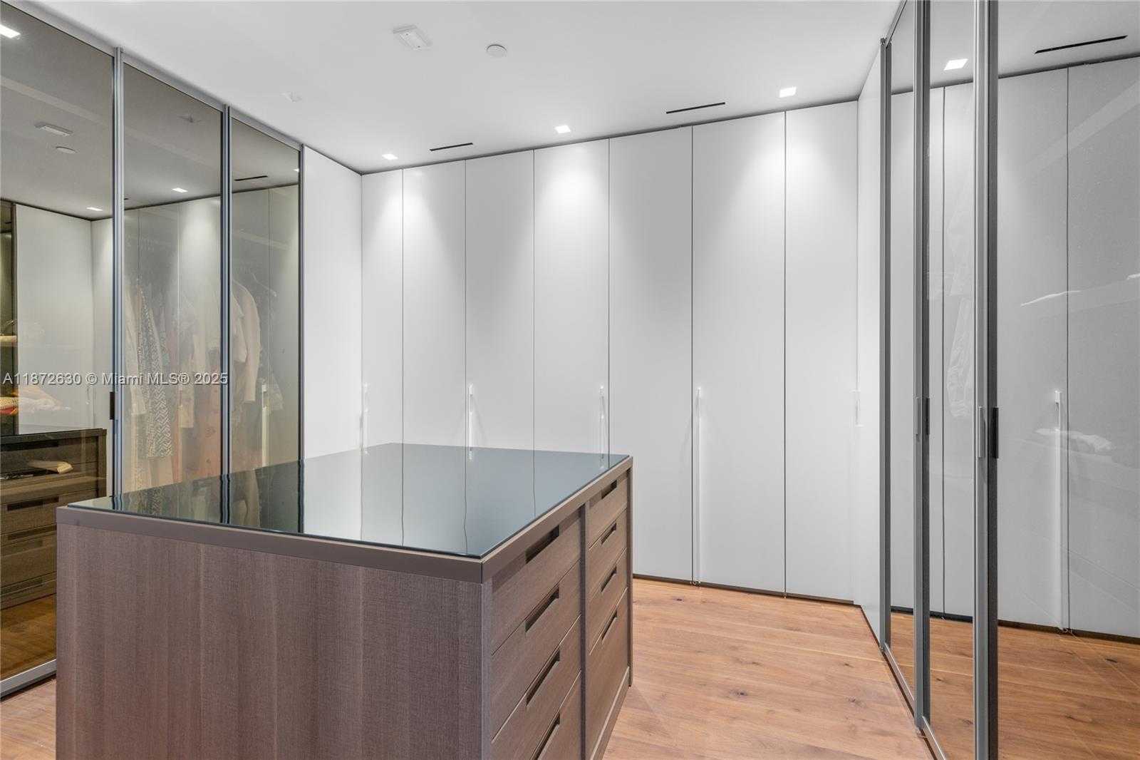 Small Image of 100 SOUTH POINTE DR #1102/03, Miami Beach Number 38