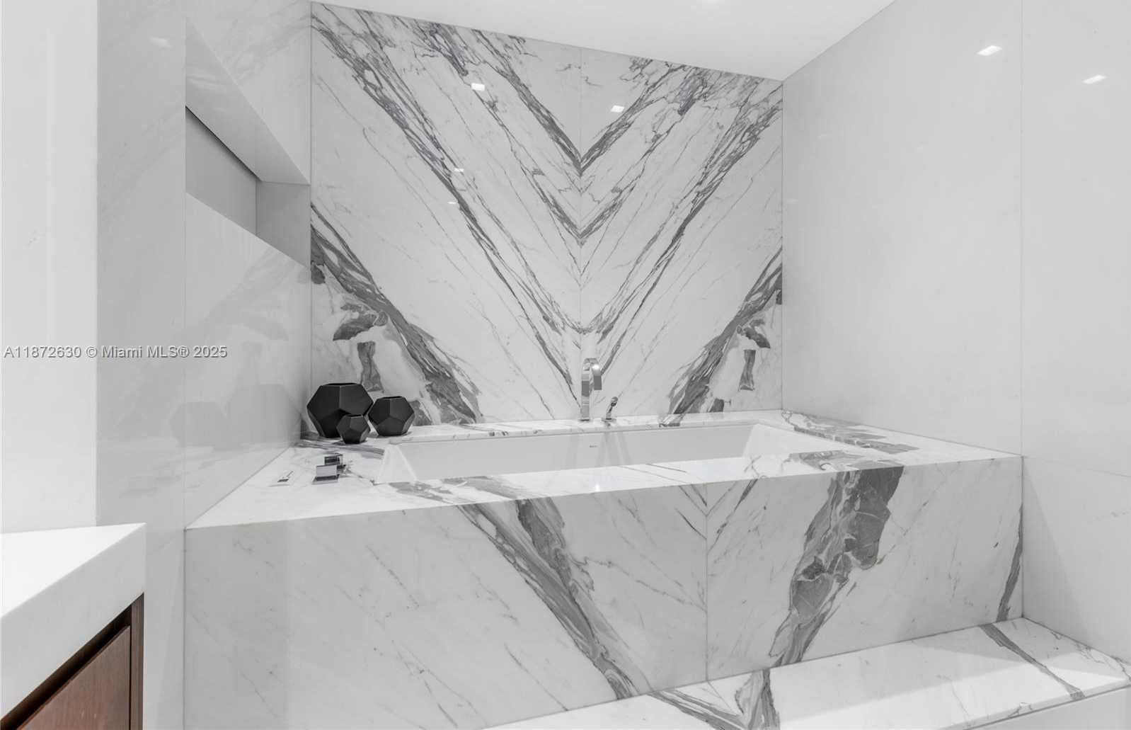 Small Image of 100 SOUTH POINTE DR #1102/03, Miami Beach Number 44