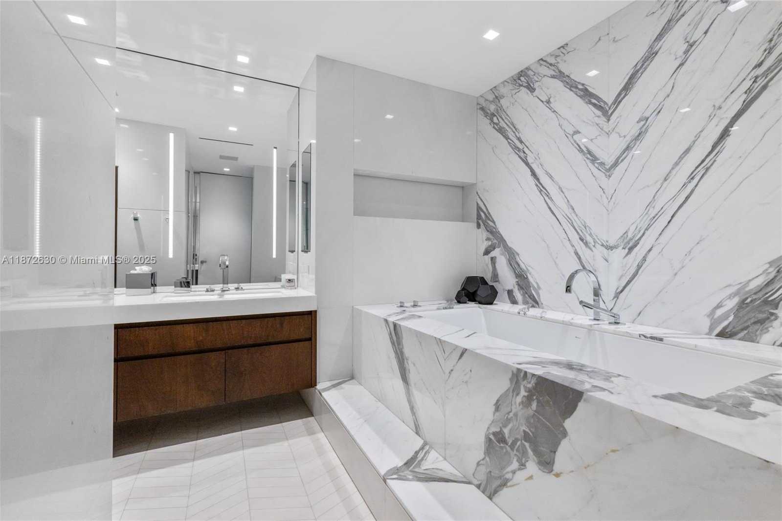 Small Image of 100 SOUTH POINTE DR #1102/03, Miami Beach Number 46