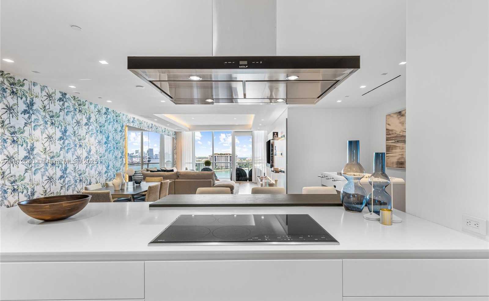 Small Image of 100 SOUTH POINTE DR #1102/03, Miami Beach Number 5