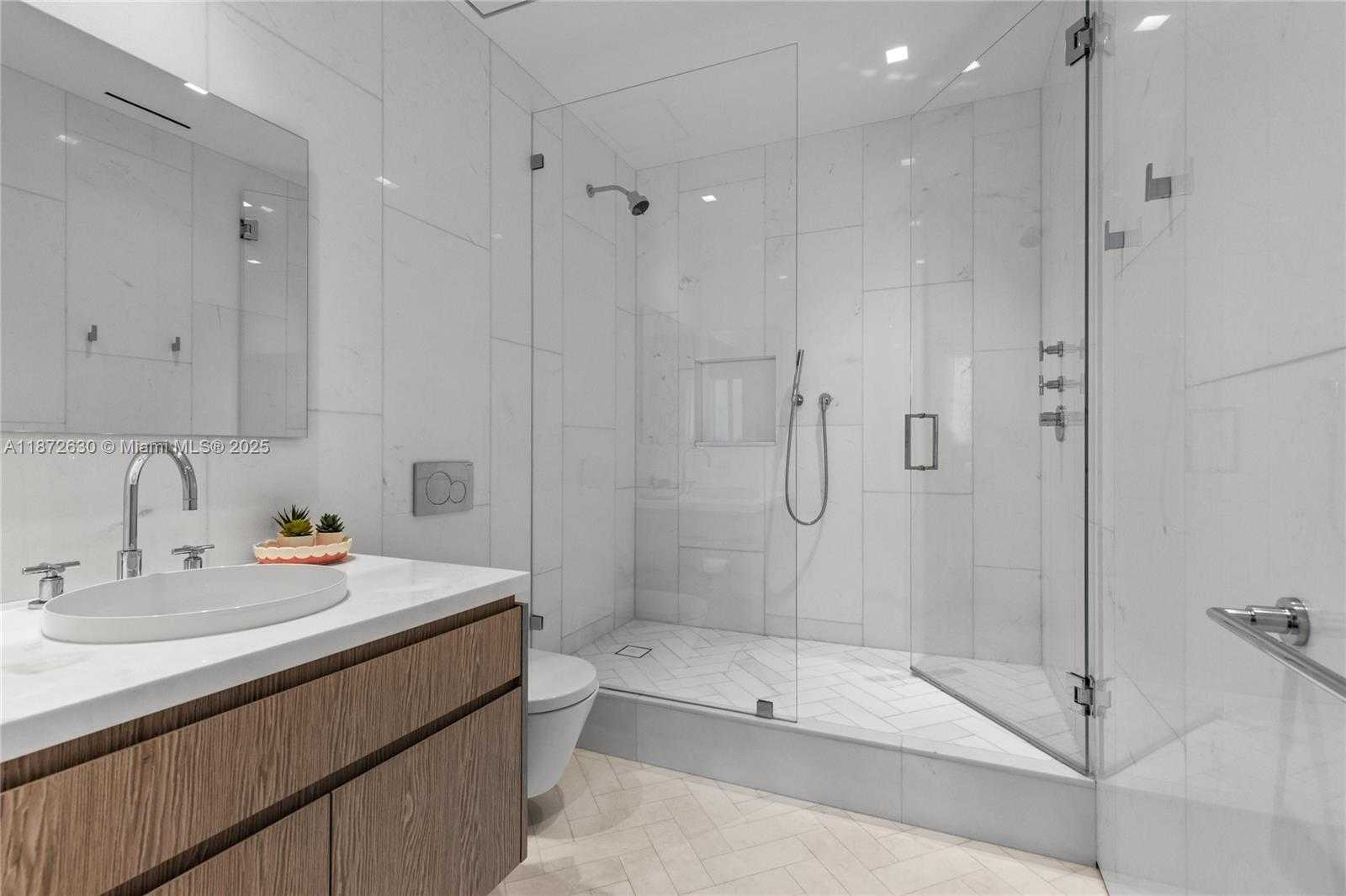 Small Image of 100 SOUTH POINTE DR #1102/03, Miami Beach Number 52