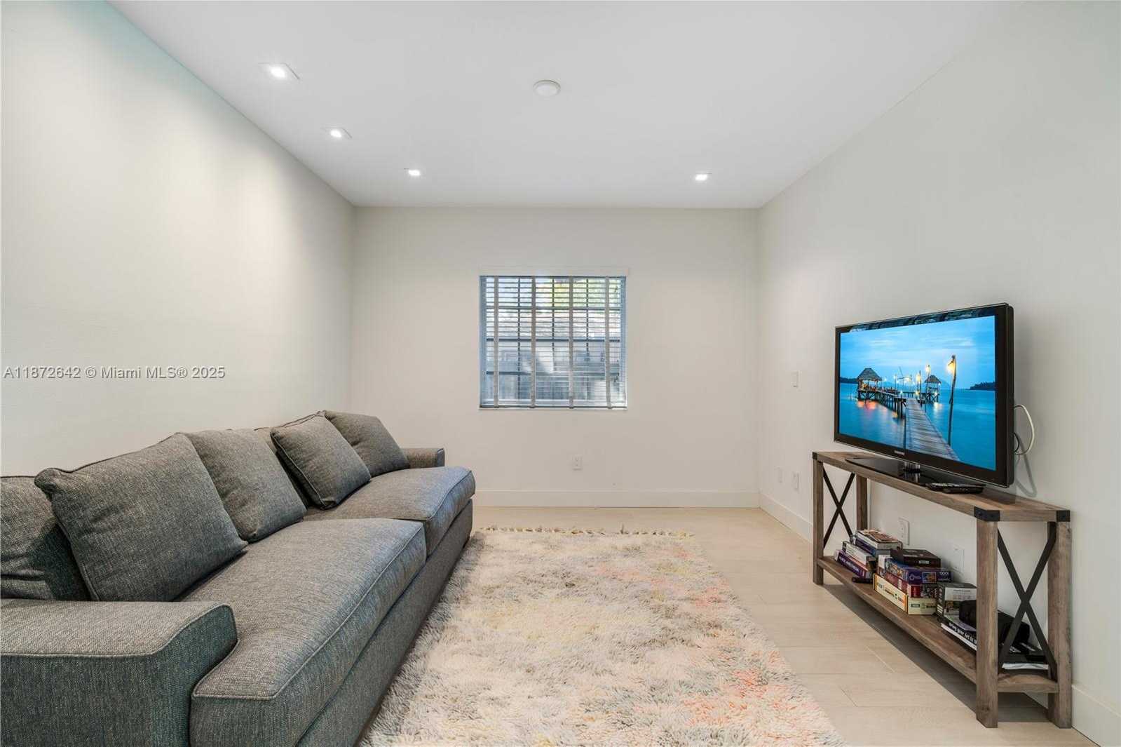 Small Image of 4183 PAMONA AVE, Miami Number 12