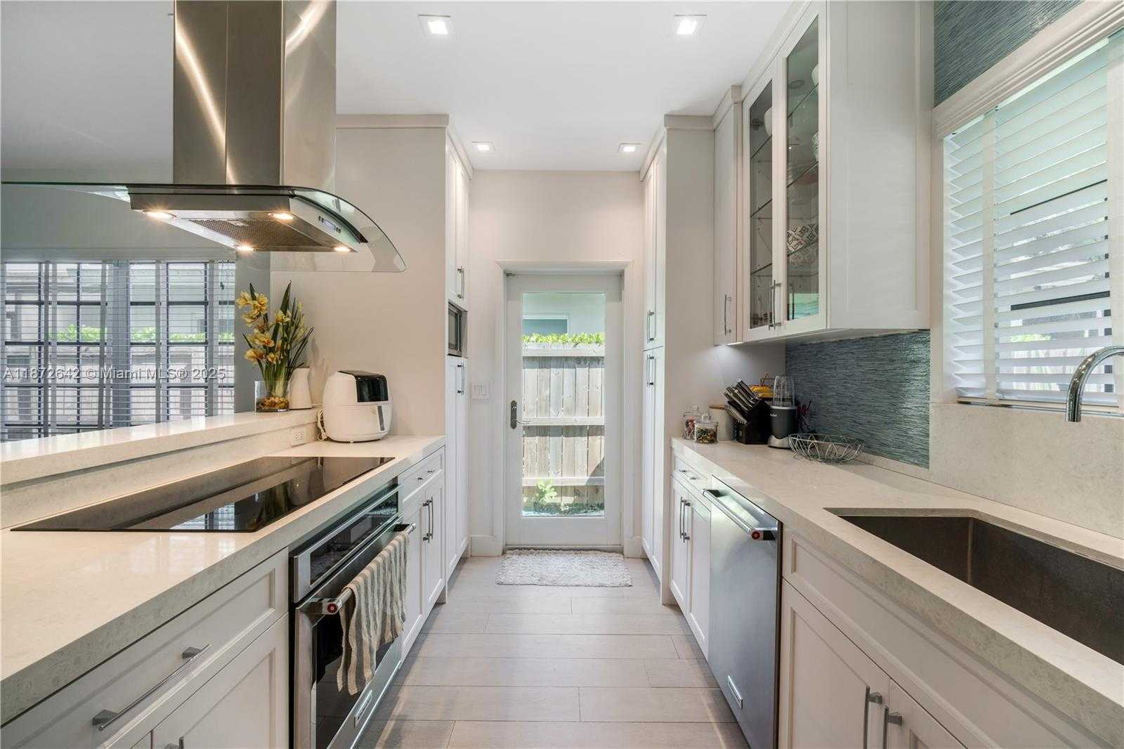 Small Image of 4183 PAMONA AVE, Miami Number 3