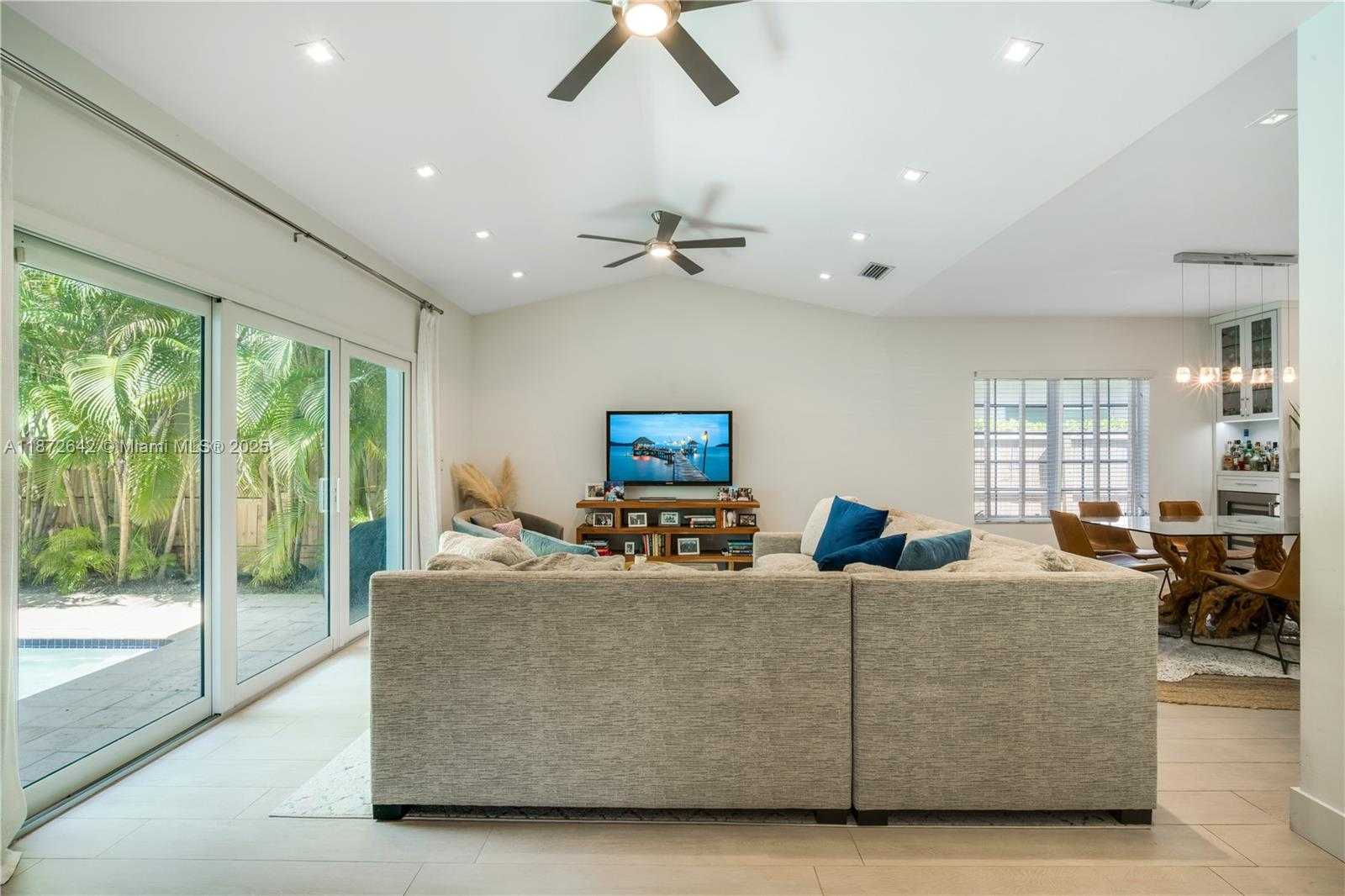 Small Image of 4183 PAMONA AVE, Miami Number 8