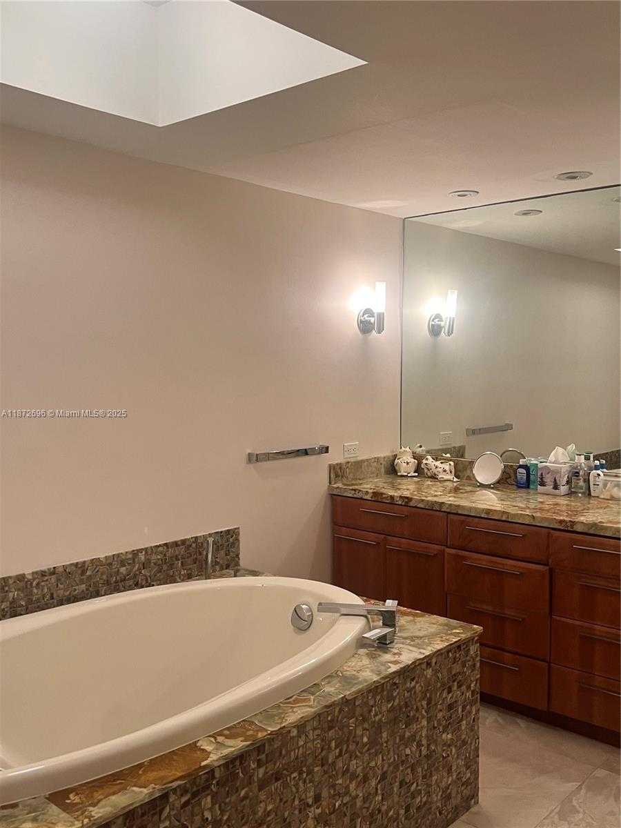 Small Image of 19355 TURNBERRY WAY #21D, Aventura Number 15