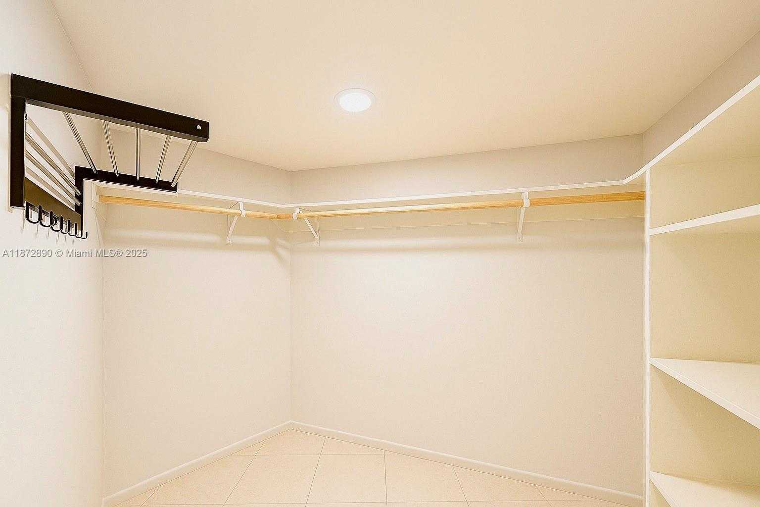 Small Image of 3301 NORTH COUNTRY CLUB DR #408, Aventura Number 11