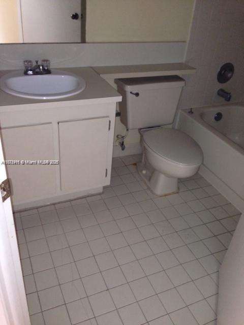 Small Image of 8290 LAKE DR #230, Doral Number 5