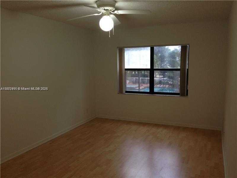 Small Image of 8290 LAKE DR #230, Doral Number 6