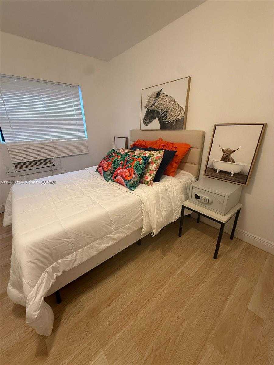 Small Image of 282 NORTH WEST 98TH ST, Miami Number 7