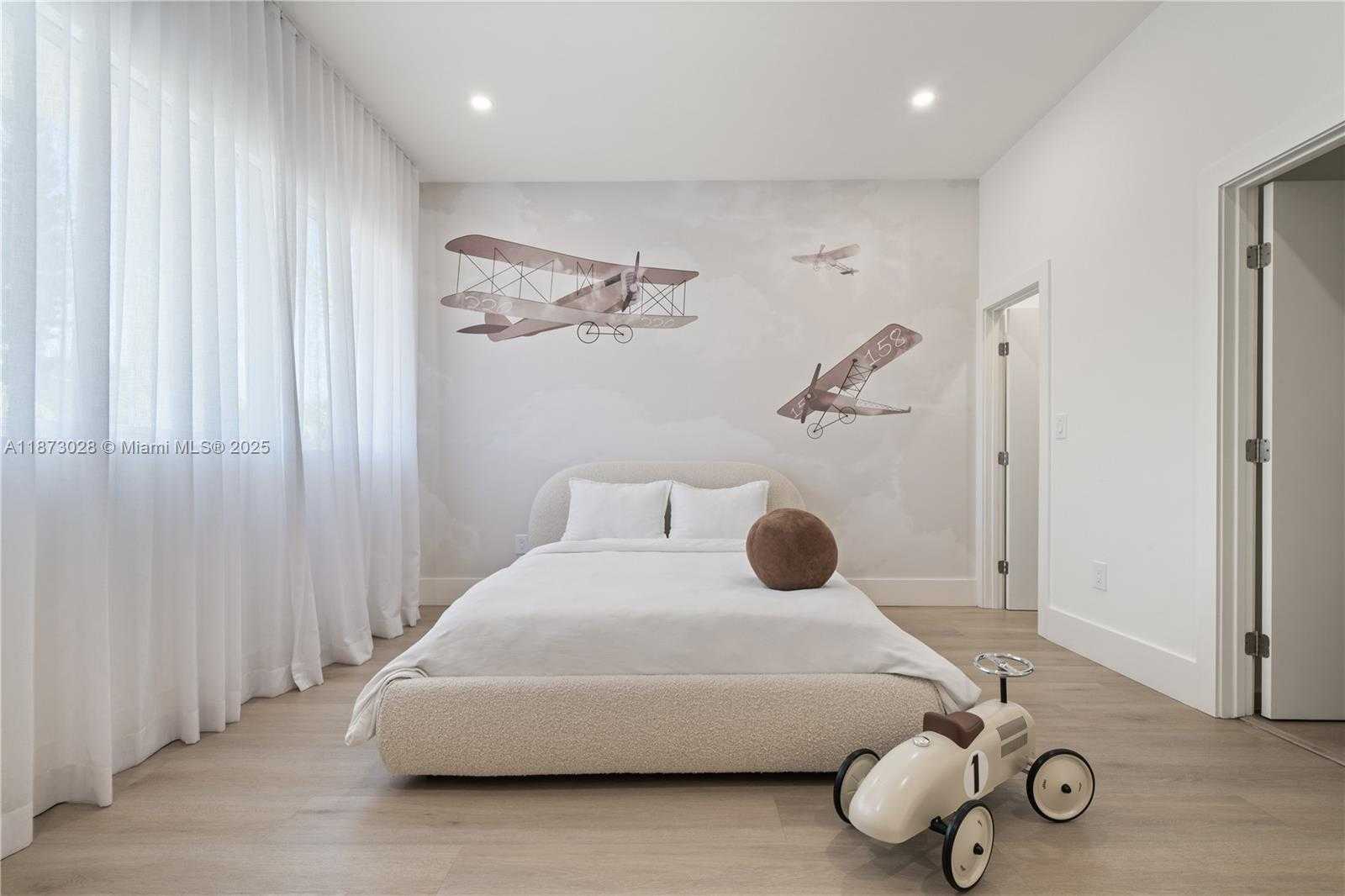 Small Image of 18955 ATLANTIC BLVD, Sunny Isles Beach Number 15