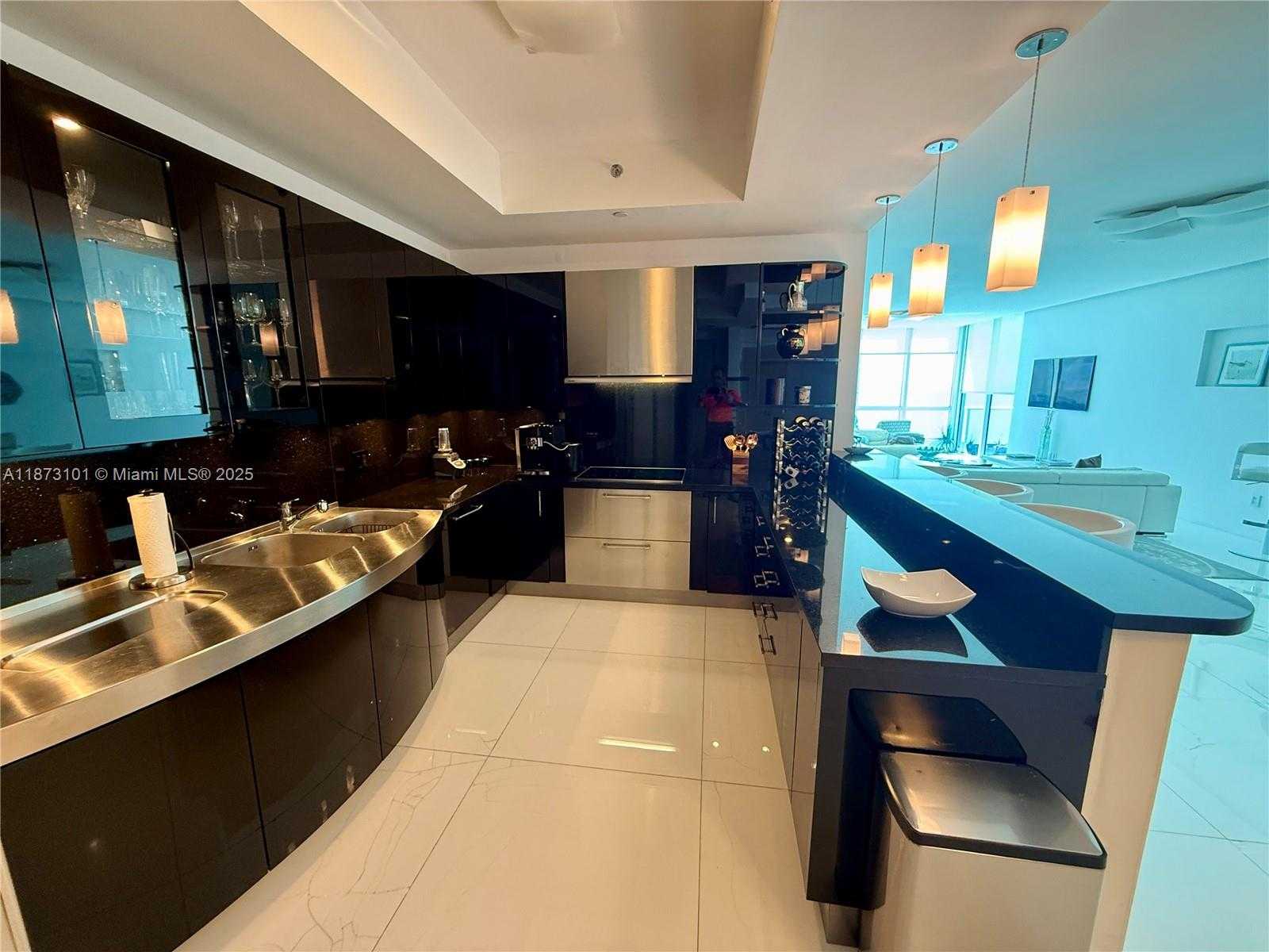 Small Image of 100 SOUTH POINTE DR #3105, Miami Beach Number 4