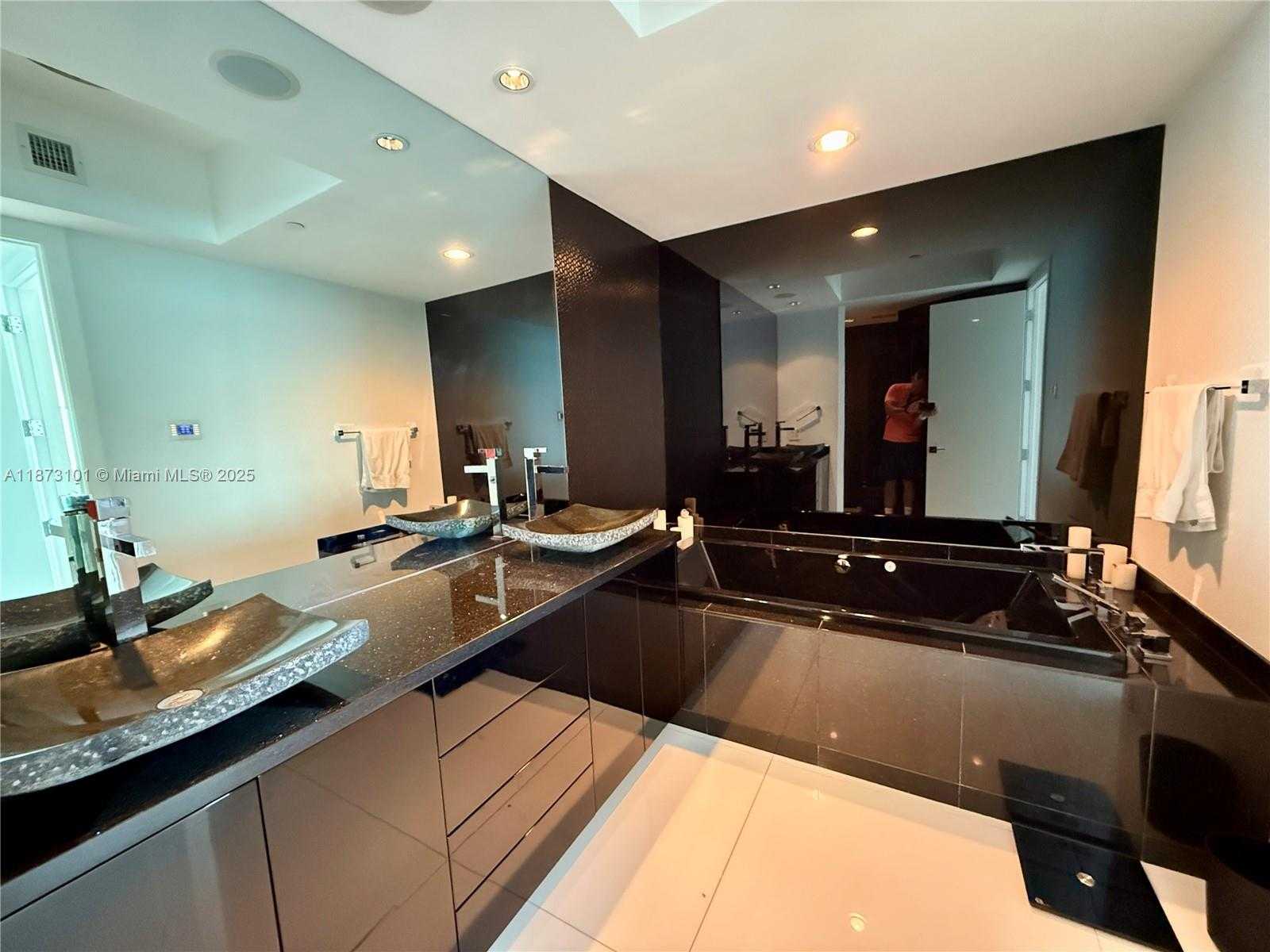 Small Image of 100 SOUTH POINTE DR #3105, Miami Beach Number 8
