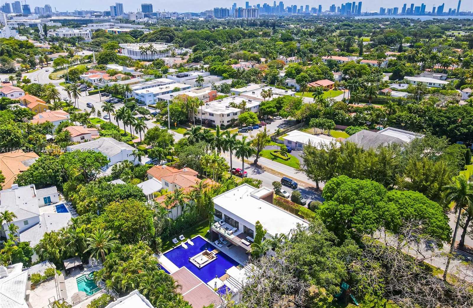 Small Image of 3009 PINE TREE DR, Miami Beach Number 10