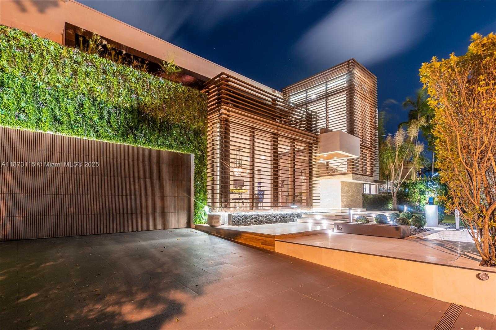 Small Image of 3009 PINE TREE DR, Miami Beach Number 100