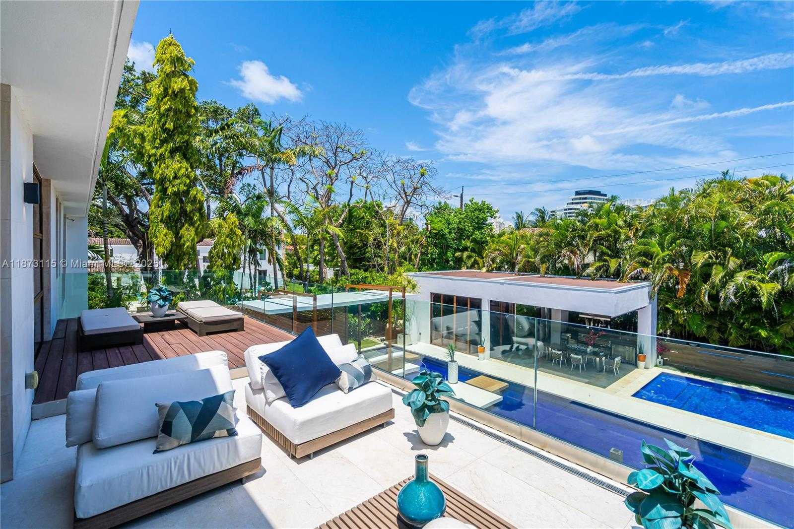Small Image of 3009 PINE TREE DR, Miami Beach Number 13