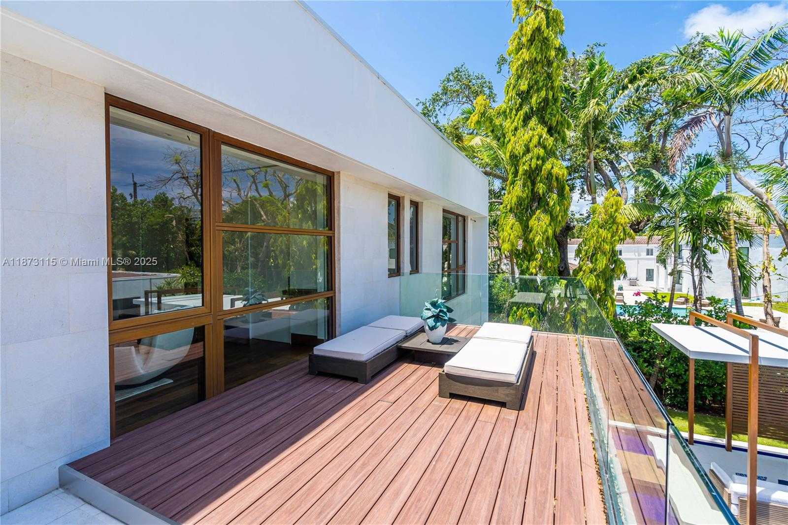 Small Image of 3009 PINE TREE DR, Miami Beach Number 14