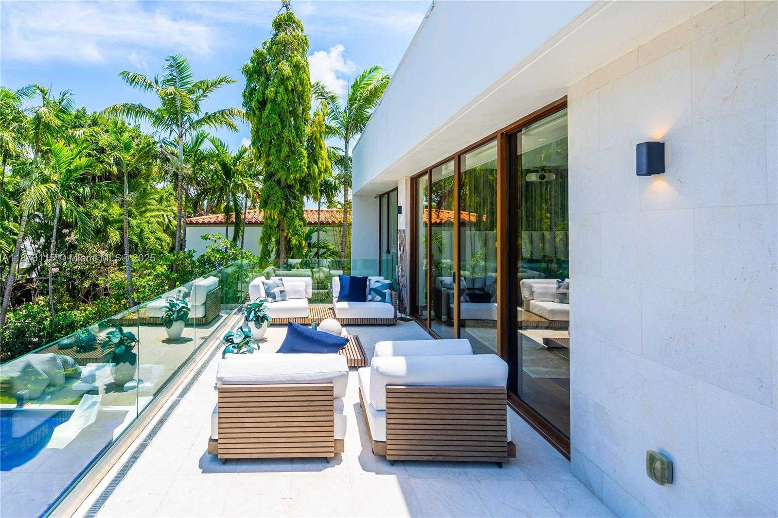 Small Image of 3009 PINE TREE DR, Miami Beach Number 15