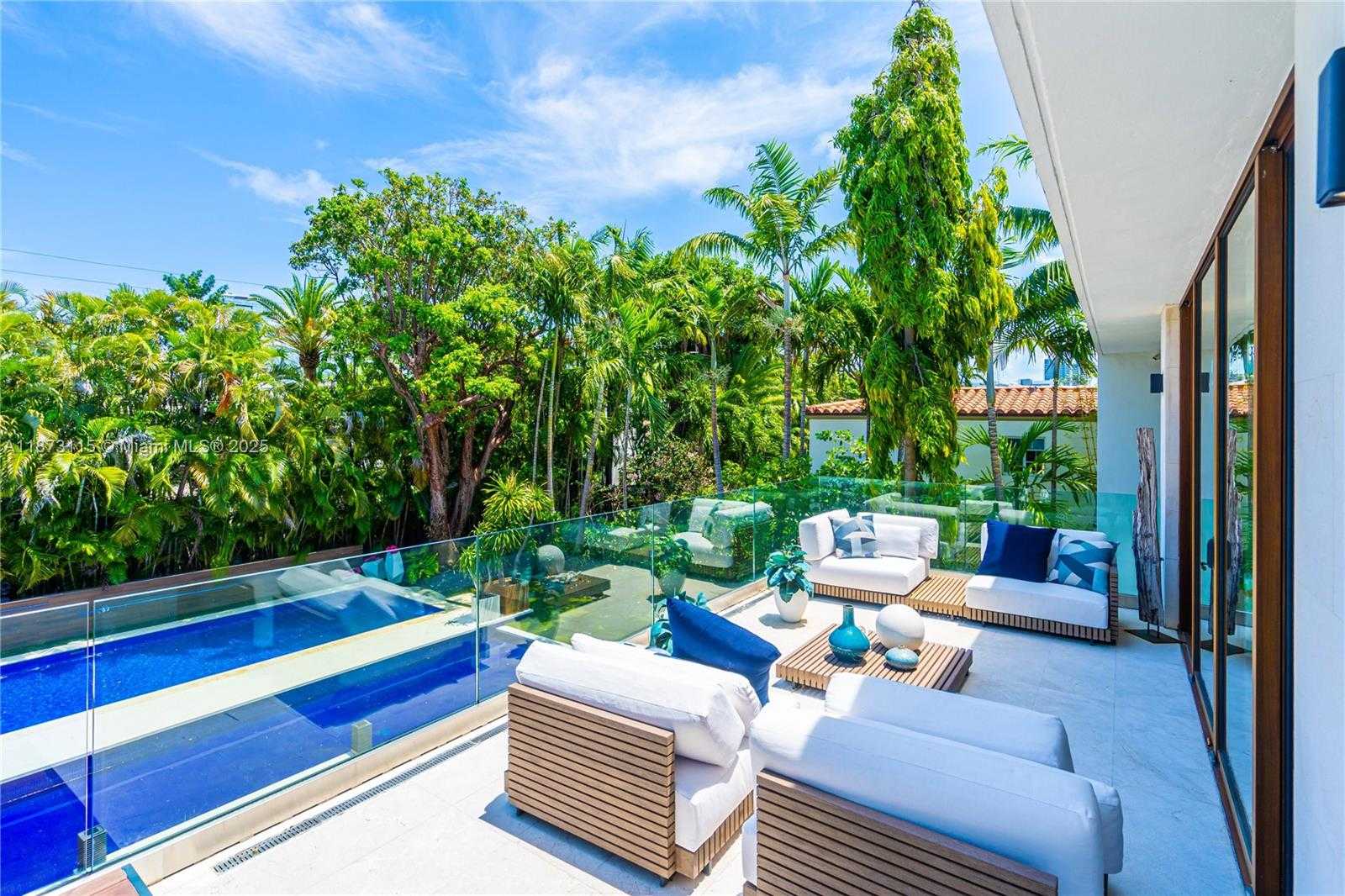 Small Image of 3009 PINE TREE DR, Miami Beach Number 18