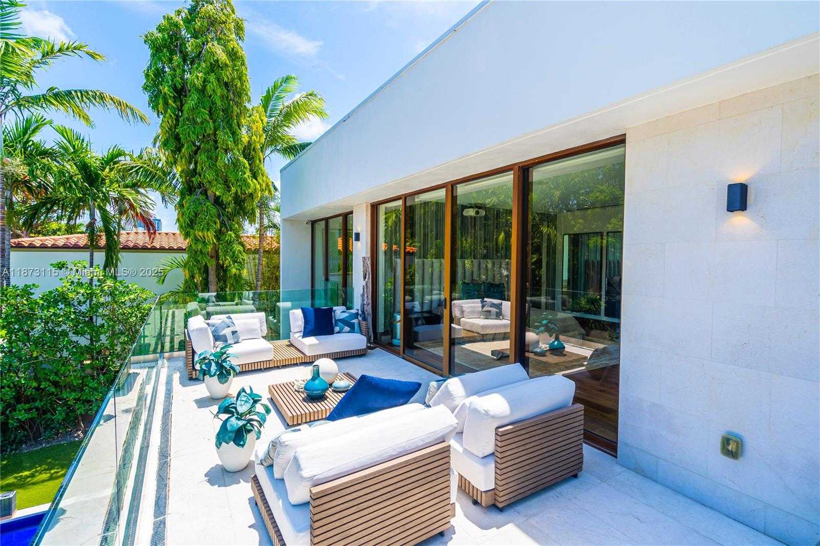 Small Image of 3009 PINE TREE DR, Miami Beach Number 19