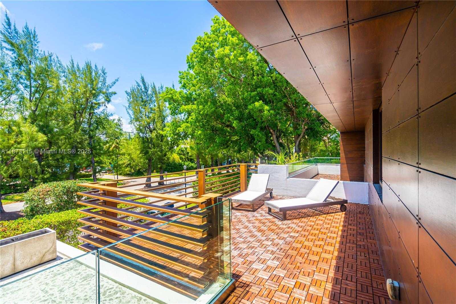 Small Image of 3009 PINE TREE DR, Miami Beach Number 20