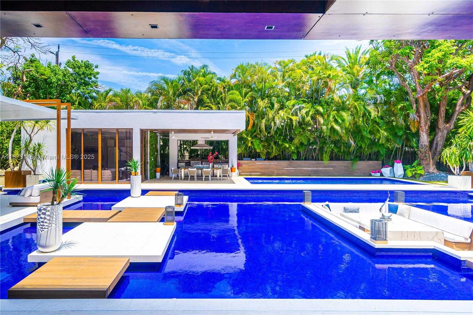 Small Image of 3009 PINE TREE DR, Miami Beach Number 23