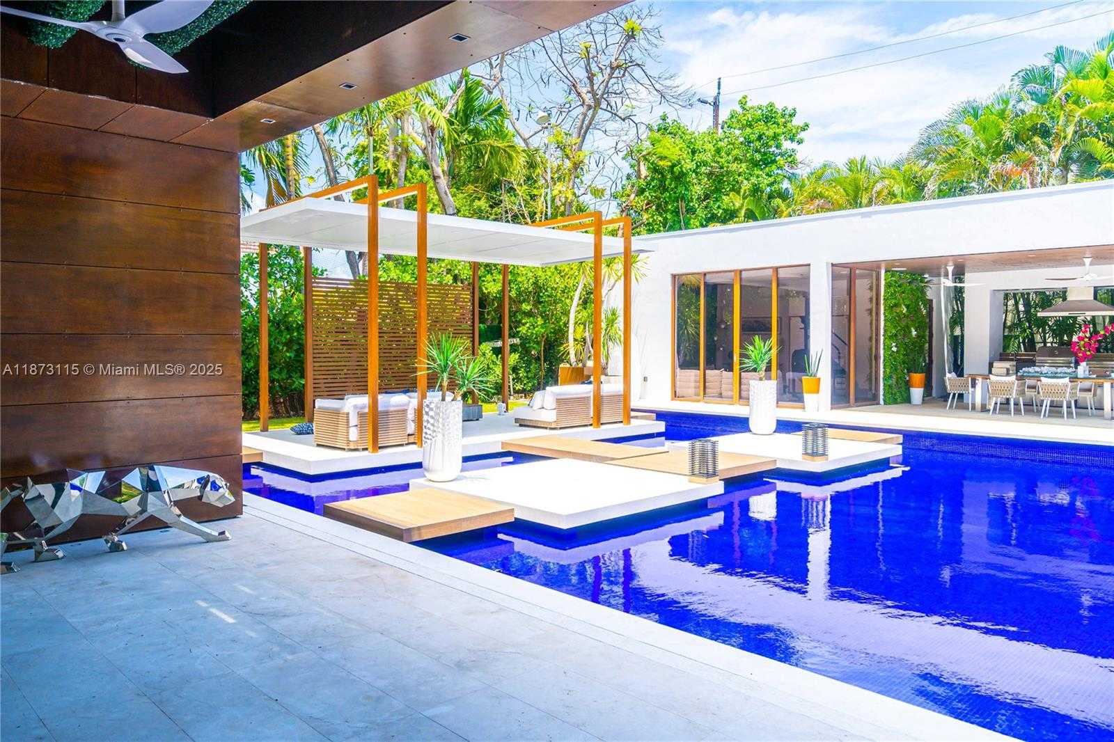 Small Image of 3009 PINE TREE DR, Miami Beach Number 24