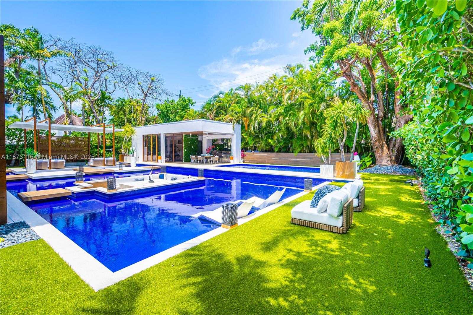 Small Image of 3009 PINE TREE DR, Miami Beach Number 25