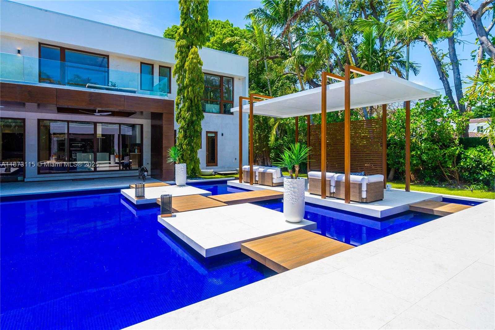Small Image of 3009 PINE TREE DR, Miami Beach Number 28
